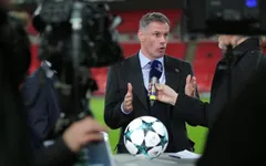 Huyền thoại Liverpool sắp mất việc vì nhổ nước bọt vào fan nhí Man Utd