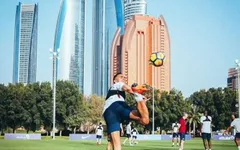 Man City hưởng nắng hè Dubai trong ngày Man Utd bại trận