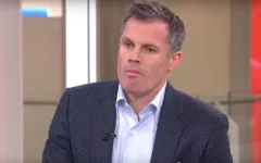 Carragher bị "treo giò" trên sóng truyền hình vì nhổ nước bọt vào con gái CĐV Man Utd