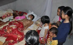 5 con dại gào khóc bên giường bệnh của người bố “nằm chờ chết”