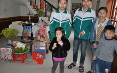 Thương 5 chị em mồ côi rau cháo nuôi nhau