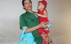 Bé mang trọng bệnh lay lắt theo cha nuôi mẹ đang nguy kịch