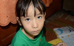 Ánh mắt đáng thương của bé 7 tuổi bị thiểu năng trí tuệ
