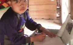 Vợ chồng nghèo quặn lòng nhìn con trai bị thận hư kháng thuốc