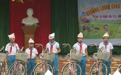 Trao tặng xe đạp cho học sinh nghèo Hà Tĩnh