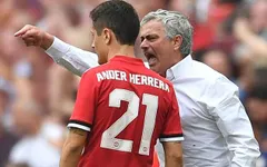 ẢNH: HLV Mourinho tức tối trong ngày Man Utd thắng ngược Tottenham ở bán kết FA Cup