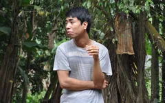 Mẹ tai biến nằm chờ chết, con bị thần kinh ngồi cười