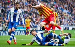 Được yêu mến hơn Messi, sao Espanyol thích thú tặng quà fan nhí