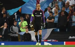 Tiệc tùng khi đội nhà thua thảm, Joe Hart bị "ném đá" dữ dội