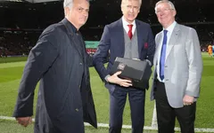 Sir Alex đã tặng gì cho HLV Wenger trong trận đấu cuối cùng tại Old Trafford?