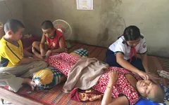 Người mẹ trẻ sắp mất chân trong cảnh gia đình khánh kiệt