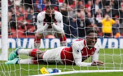 Sắm vai người hùng của Arsenal, Welbeck vẫn bỏ lỡ không thể tin nổi