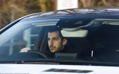 Bị buộc rời Man Utd, Henrikh Mkhitaryan bật khóc