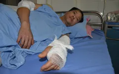 Khốn cảnh con nguy kịch bởi ung thư, chồng lâm nguy vì ngã giàn giáo