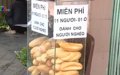Ấm lòng với tủ bánh mì miễn phí cho lao động nghèo
