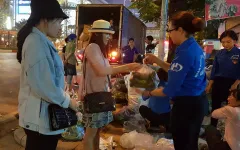 Sinh viên tình nguyện “giải cứu” hàng chục tấn dưa chuột giúp nông dân miền Trung