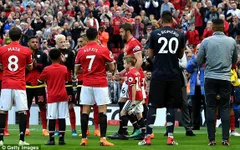 VIDEO Carrick ghi dấu ấn trong bàn mở tỷ số trận đấu cuối cùng ở Man Utd