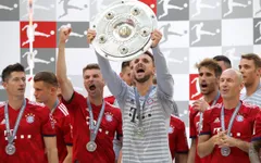 Vòng 34 Bundesliga 2017/18: Bayern thua sốc ngày nhận đĩa bạc, Hamburg lần đầu tiên xuống hạng