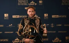 Neymar ăn mặc diêm dúa nhận giải Cầu thủ hay nhất Ligue 1