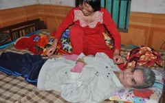 Con ung thư dạ dày chăm bố liệt trong nghẹn ngào nỗi đau