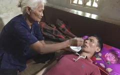 Vợ nguy kịch khi đi mua cháo chăm chồng chấn thương sọ não