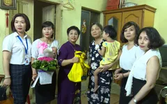 Bà bị tai biến chăm cháu bệnh tim bẩm sinh và tự kỷ