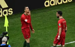 FIFA World Cup™ 2018: Báo Anh lý giải hành động "vuốt râu" ăn mừng của C.Ronaldo