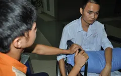 Nghẹn ngào em khuyết xương sọ đẩy xe lăn chăm anh trai bị liệt