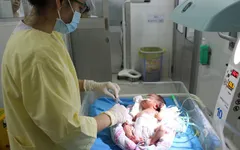 Mong manh sự sống của hai mẹ con bị cúm A/H1N1