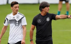 Thầy cũ tới tận Arsenal tìm gặp, Mesut Ozil "đuổi thẳng cổ"