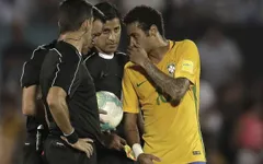 FIFA World Cup™ 2018: Vì sao các ngôi sao đưa tay che mồm khi nói chuyện?