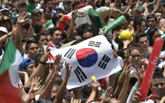 CĐV Mexico sung sướng vây kín ĐSQ Hàn Quốc để cảm ơn kì tích châu Á