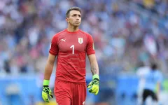 Sai lầm của Muslera ở trận gặp ĐT Pháp có thể vì lý do không thể buồn hơn này!