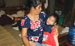 Hai lần bị chồng bỏ rơi, mẹ mù một mình nuôi con bại não