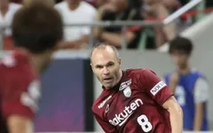 Huyền thoại Barca ra mắt kém ấn tượng ở Nhật Bản