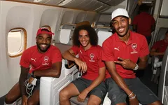 Sao Arsenal hồ hởi lên chuyên cơ hạng sang bay đến Singapore du đấu