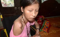 Bố chết, mẹ liệt nửa người, 3 đứa trẻ sống trong khốn khó