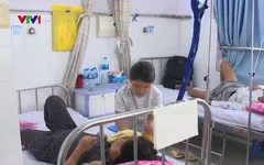 Hai mẹ con bán vé số chăm nhau trong viện