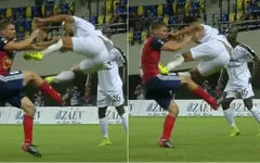 Cú kung-fu của De Jong được tái hiện ở vòng loại Champions League