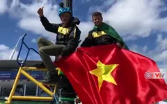 Phóng viên Thể Thao VTV tác nghiệp tại Nga: Cha và con đạp xe cổ vũ World Cup 2018