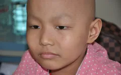 Đau đáu ánh mắt cậu bé 7 tuổi bị ung thư xương