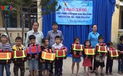 Trao 500 cặp phao cứu sinh cho học sinh vùng lũ Phú Yên