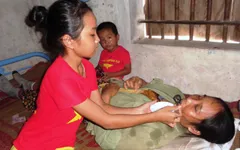 Mẹ ung thư giai đoạn cuối, hai đứa trẻ sống lay lắt từng ngày