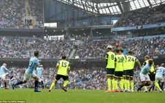 VIDEO "Đứng hình" với siêu phẩm sút phạt của Silva vào lưới Huddersfield