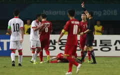 Cựu trọng tài FIFA: "Cầu thủ Bahrain việt vị là chính xác, thẻ đỏ hơi nặng"