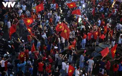 CĐV ăn mừng cuồng nhiệt dù Olympic Việt Nam dừng bước ở bán kết