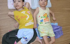 Mẹ nghèo khóc cạn nước mắt trước cảnh "một con bại não, một con bại liệt"