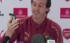 Nghe điện thoại "hộ" phóng viên, Unai Emery khiến phòng họp báo cười bò