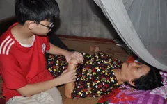 Đau đớn cảnh mẹ tai biến nhịn ăn để nhường cho con trai mù bát cơm