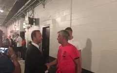 Mourinho bắt tay thân mật với sếp MU, xóa tan hiềm khích